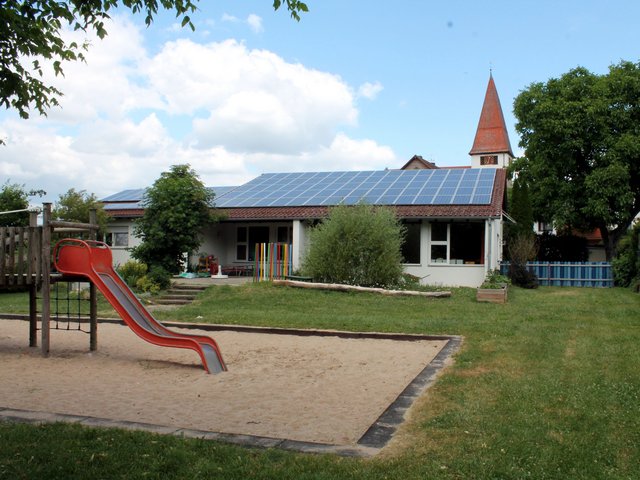 Kindergarten Unterheimbach - Garten mit Rutsche 